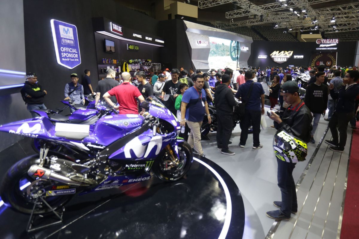 Suasana pameran Indonesia Motorcycle Show (IMOS) 2018 di Jakarta Convention Centre, Jakarta, Kamis (1/11/2018). Pameran sepeda motor terbesar di Indonesia ini menghadirkan motor-motor keluaran baru dari berbagai merek, dan akan berlangsung hingga 4 November 2018.