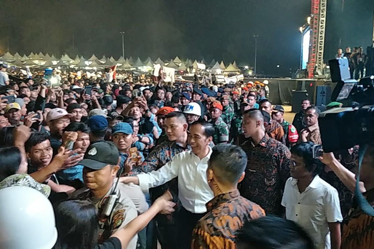 Presiden Joko Widodo turun dari panggung dan menyalami penonton Konser Musik Untuk Republik di Buperta Cibubur, Jakarta Timur, Minggu (20/10/2019).