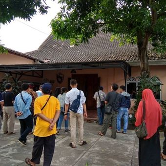 Peserta napak tilas sejarah Kampung Kauman Mangkunegaran, Minggu (10/6/2018).