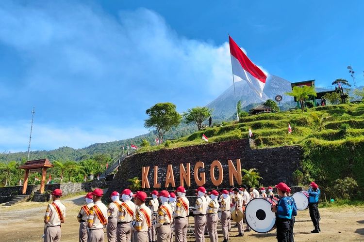 Upacara bendera di Kawasan Wisata Bukit Klangon, Kalurahan Glagaharjo, Kapanewon Cangkringan, Kabupaten Sleman pada Jumat (16/08/2024) pagi. Upacara ini digelar untuk menyongsong peringatan Hari Ulang Tahun (HUT) ke-79 Republik Indonesia.