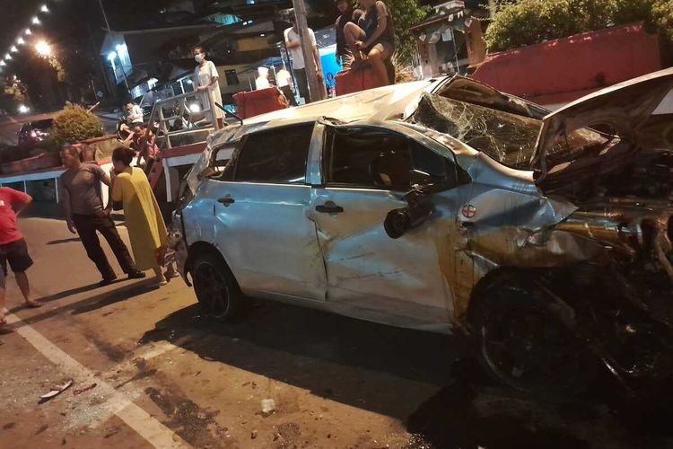 Sebuah mobil Suzuki Ertiga rusak parah setelah mengalami kecelakaan di jalan Jenderal Sudirman, Ambon, Maluku, Senin (10/10/2022)