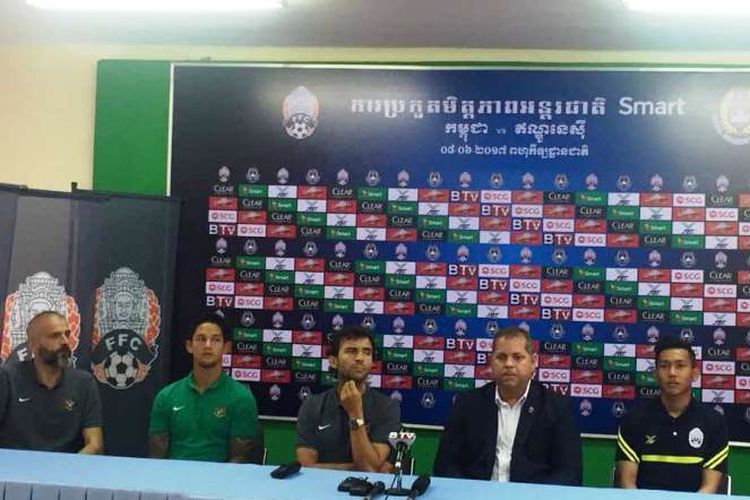 Pelatih tim nasional Indonesia, Luis Milla, memberikan keterangan pers jelang melawan Kamboja pada Kamis (8/6/2017). 