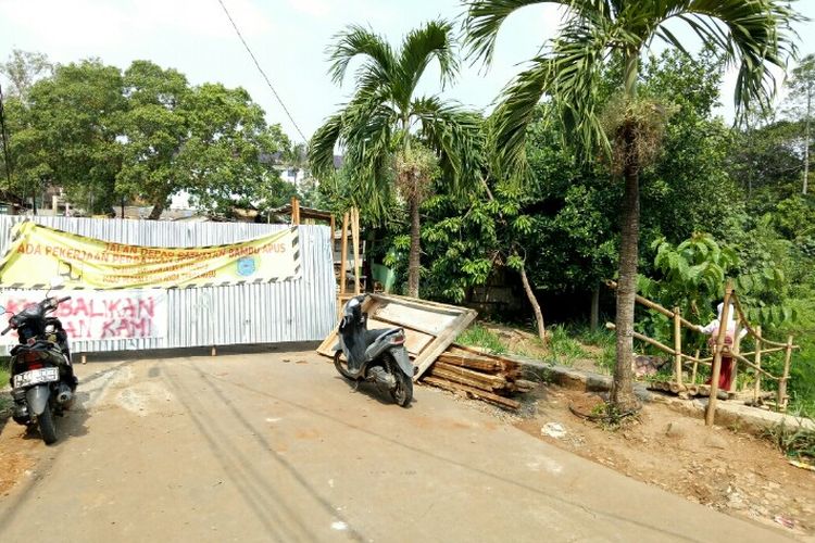 Proses perbaikan jembatan yang menutup jalan Depag, Bambu Apus,  Pamulang,  Tangerang Selatan, sempat tak ada aktivitas pekerjaan selama hampir tiga minggu. Hal tersebut pun di keluhkan warga setempat yang menilai lamban dalam mengerjakannya hingga menyulitkan akses jalan dan berdagang.