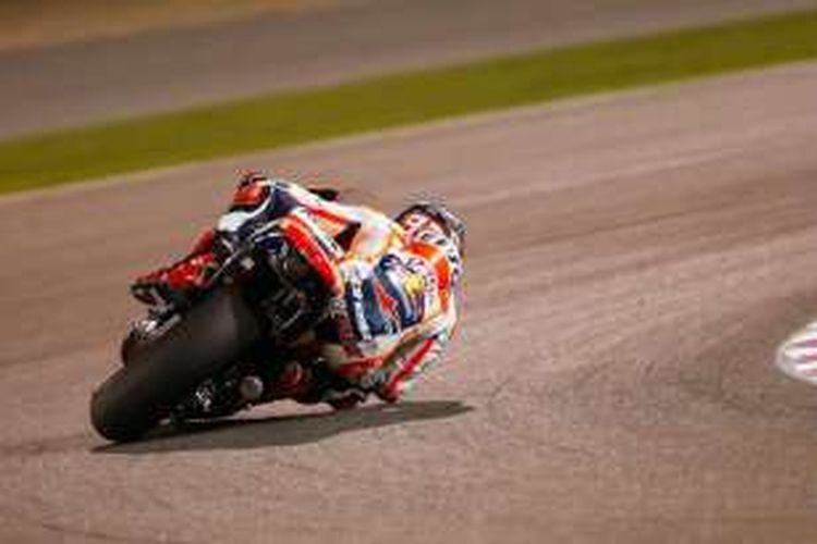Pebalap Repsol Honda asal Spanyol, Marc Marquez, memacu motornya di Sirkuit Losail, Qatar, pada hari ketiga tes pramusim MotoGP 2016, Jumat (4/3/2016).