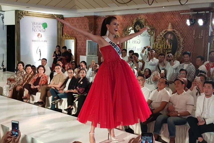 Bunga Jelitha Ibrani saat mengenakan Powerful Red, karya Yogi Pratama, yang akan kembali digunakan saat ajang Miss Universe akhir November 2017.