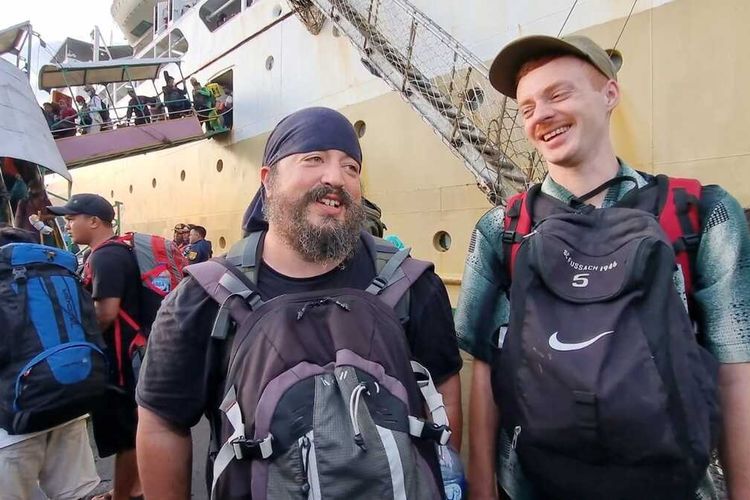 Dua wisatawan mancanegara, Joao asal Portugal dan rekannya Dominic asal Austria menceritakan perjalanannya selama berada di Pulau Karimunjawa, saat tiba di Pelabuhan Tanjung Emas Semarang, Rabu (28/12/2022).