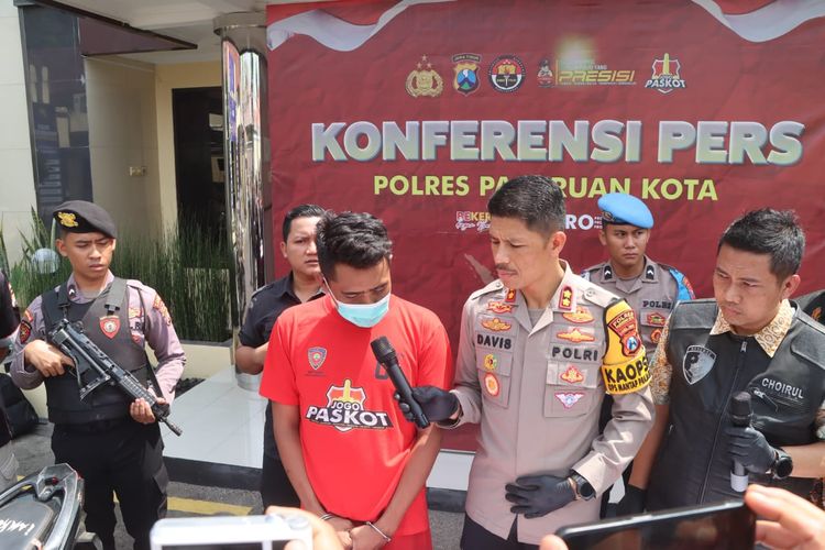 Berkat CCTV pelaku aksi pembacokan sopir LH (30) diamankan di Polres Pasuruan Kota, Jumat (4/10/2024).
