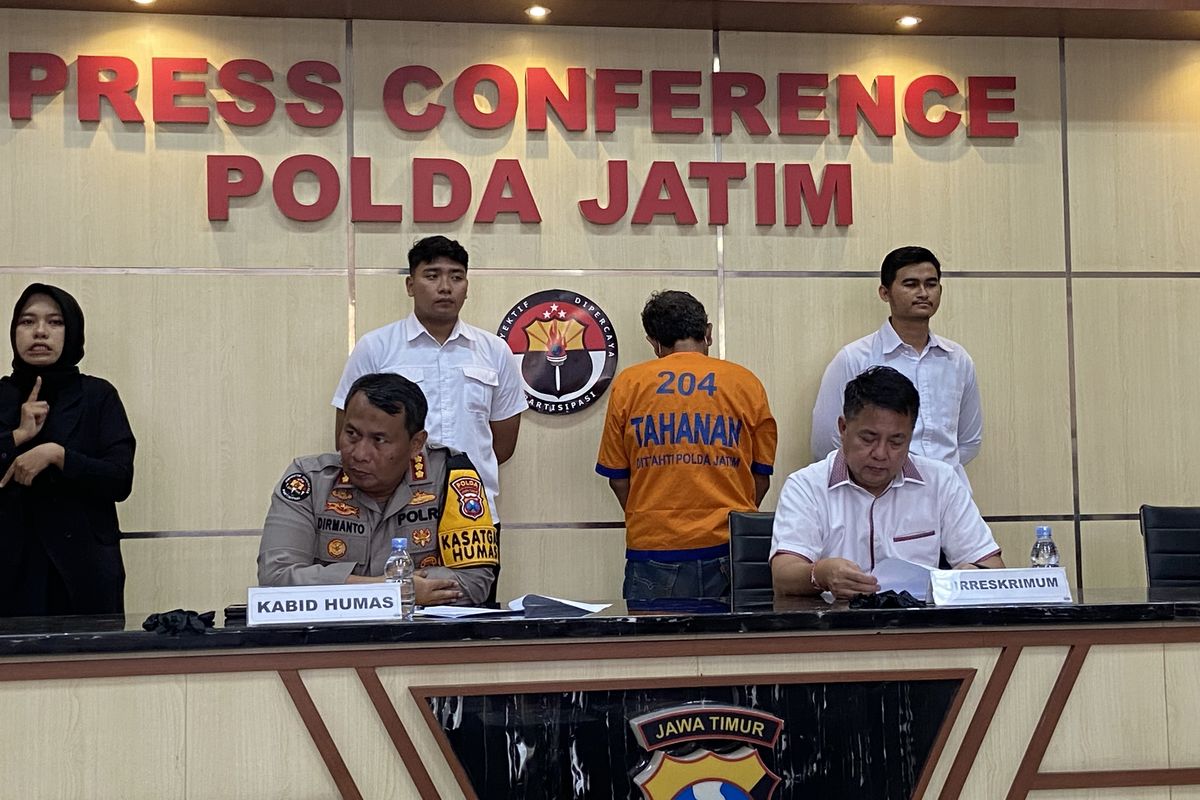 Tersangka NK (60), pemilik rumah penampungan atau panti asuhan di Surabaya pernah memaksa korban berhubungan badan setiap hari dalam seminggu (3/2/2025)