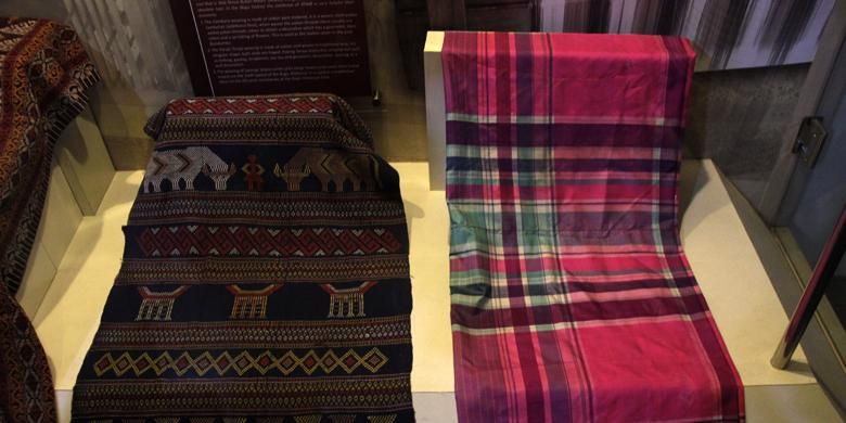 Koleksi-koleksi kain yang dipamerkan di Museum La Galigo, Kota Makassar, Rabu (11/2/2015). Di sebelah kiri terlihat kain tenun dari Toraja dan di sebelah kanan merupakan kain sarung.