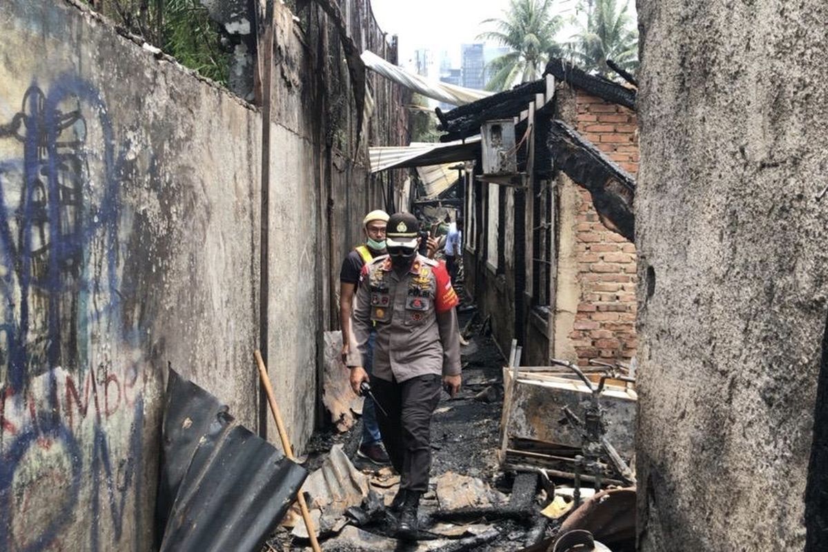 Kapolsek Kebayoran Lama, Kompol Indra Ranudikarta meninjau lokasi kebakaran di Jl. Simprug Golf RT 10/08 tepatnya di belakang Senayan City, Grogol Selatan, Kebayoran Lama, Jakarta pada Senin (26/10/2020).