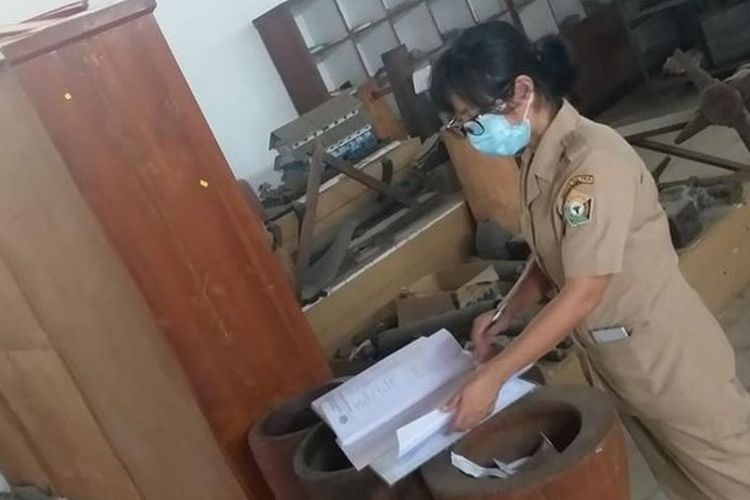 Staf museum digambarkan sedang melakukan identifikasi koleksi yang hilang karena dicuri dari ruang penyimpanan Museum Sulawesi Tenggara, Selasa (02/02).