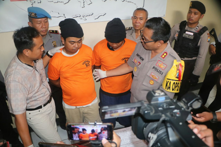 Kapolres Kediri Kota, Jawa Timur, AKBP.Anton Haryadi saat konferensi pers dua tersangka pembunuhan Sukinem (75), Kamis (14/2/2019).