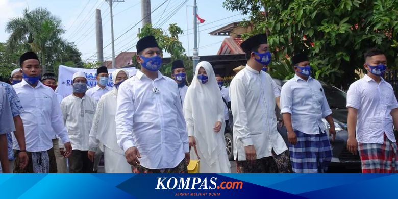 Jalan Kaki Daftar ke KPU Rembang, Paslon Harno-Bayu Dicegat dan Dikalungi Sorban