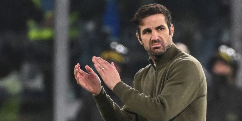 Pelatih Como asal Spanyol Cesc Fabregas bertepuk tangan pada pertandingan sepak bola Serie A Italia antara SS Lazio vs Como 1907 di Stadion Olimpiade di Roma pada 10 Januari 2025.