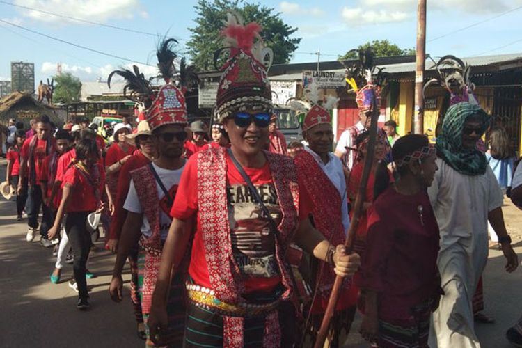 Pawai Paskah oleh Jemaat Gereja Benyamin Oebufu, Kota Kupang, Nusa Tenggara Timur (NTT), dengan menggunakan busana adat, Minggu (1/4/2018).