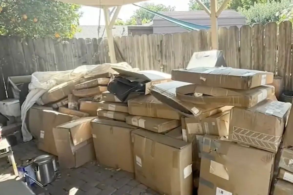Penampakan ratusan paket nyasar ke rumah seorang perempuan di San Jose, California, selama setahun sampai Juli 2025.