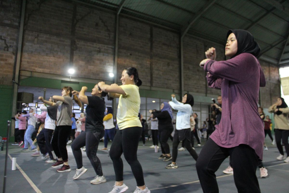 Peserta zumba dalam acara Kartini Kini 2025: Zumba Bareng FitHub, yang berlangsung di Jakarta Pusat, Kamis (24/4/2025).