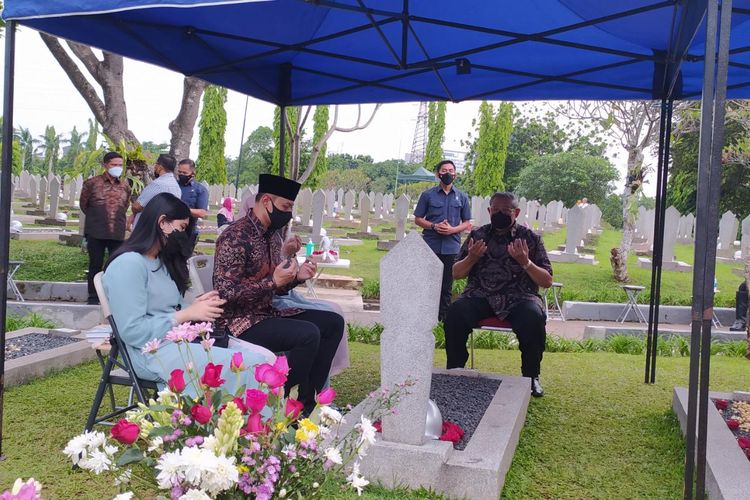 Presiden Ke-6 Republik Indonesia (RI) Susilo Bambang Yudhoyono (SBY) tiba ke makam istri tercintanya, Kristiani Herrawati Yudhoyono atau yang akrab disapa Ibu Ani Yudhoyono bersama anak dan menantunya,  Agus Harimurti Yudhoyono (AHY) dan Annisa Pohan, di TMP Kalibata, Jakarta, Selasa (3/5/2022).