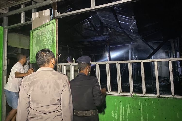 Foto : Petugas gabungan tengah memadamkan api di lokasi kebakaran, Selasa malam.