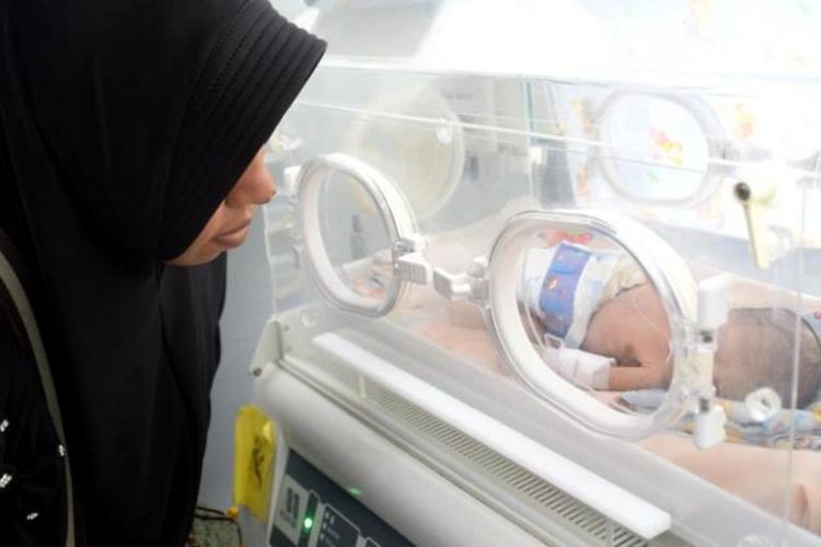 Seorang bayi yang masih berusia sekitar dua minggu ini menjalani perawatan intensivedi ruangan Neonatal Intensive Care Unit (NICU) Rumah Sakit Umum Daerah Kota Baubau, Sulawesi Tenggara.  Bayi yang bernama Muhamad Azri ini mengalami kelainan saat lahir yakni lahir tanpa penutup perut sehingga ususnya keluar.