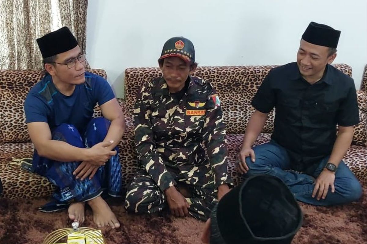 Penjual es teh Sunhaji tampak mengenakan seragam Banser saat berbincang dengan Gus Miftah dan Ketua PW GP Ansor DI Yogyakarta (DIY), Abdul Muiz di Pondok Pesantren Ora Aji, Kalasan, Kabupaten Sleman.