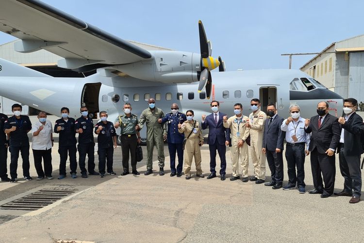 Atase Pertahanan (Athan) RI Kolonel Arh Bangun Manahan Tanjung bersama Dubes RI untuk Senegal, Dindin Wahyudin menyambut kedatangan pesawat CN 235-220 MPA yang dibeli Senegal di Pangkalan Udara Dakar, Senegal.