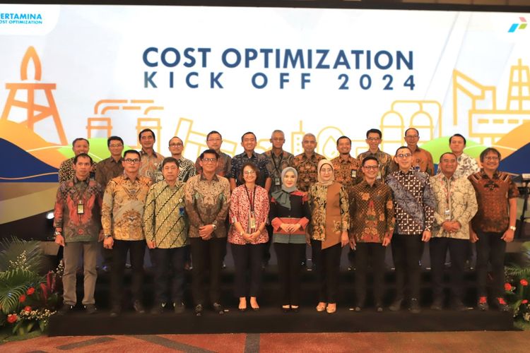 Direktur Utama Pertamina Nicke Widyawati berfoto bersama dengan Direksi Holding dan Subholding Pertamina Grup saat acara Cost Optimization Appreciation Day yang diselenggarakan di Ballroom Graha Pertamina, Jakarta, Rabu (06/03/2024).