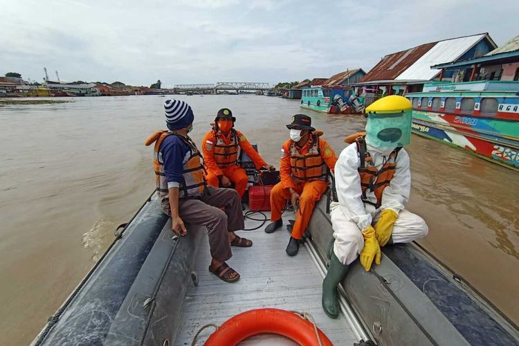 Pencarian Rangga Wijaya (15) yang hilang di sungai musi lantaran melompat untuk menghindari aksi tawuran saat memasuki jam sahur, Sabtu (8/5/2020).