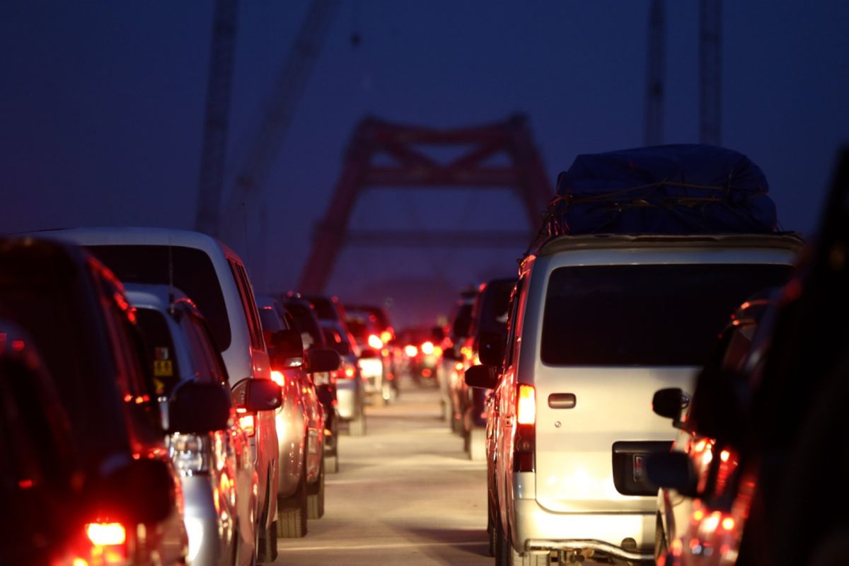 Kendaraan pemudik melintas di ruas tol fungsional Batang-Semarang, Jawa Tengah, Selasa (12/6/2018). Berdasarkan data Kementrian Perhubungan, volume penumpang nasional seluruh moda angkutan lebaran 2018 dari 7 Juni-12 Juni mencapai 5.118.024 orang dan puncak arus mudik masih berlangsung pada Selasa (12/6) atau H-3 Lebaran dan Rabu (13/6) atau H-2 Lebaran.