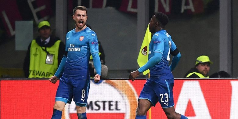 Gelandang Arsenal, Aaron Ramsey (kiri), merayakan gol yang dia cetak ke gawang AC Milan dalam laga leg pertama babak 16 besar Liga Europa di Stadion San Siro, Milan, Italia, pada 8 Maret 2018.