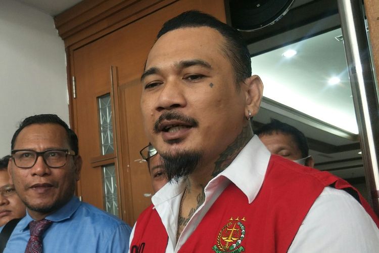 Terdakwa kasus pengancaman ke Adam Deni, drummer SID, Jerinx (I Gede Ari Astina) di PN Jakarta Pusat, Rabu (16/2/2022) saat sidang tuntutan ditunda.