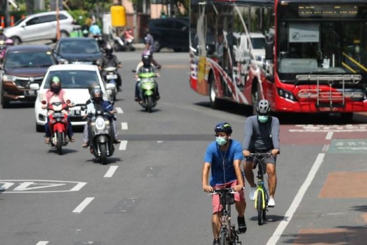 Sejumlah kendaraan bermotor melintas di Jalan Basuki Rahmat, Surabaya, Jawa Timur, Selasa (9/6/2020). (ANTARA Jatim/Didik Suhartono)