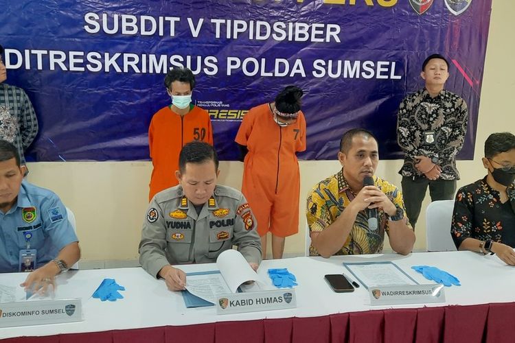 Wakil Direktur Reserse Kriminal Khusus (Ditreskrimsus) Polda Sumatera Selatan AKBP Putu Yudha Prawira saat menghadirkan dua pelaku penipuan dengan modus penjualan beras. Aksi itu diketahui dikenalikan oleh seorang napi di Lapas Lampung inisial OY (24)