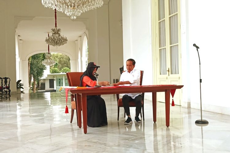 Presiden Joko Widodo saat mengikuti coklit data pemilih Pemilu 2024 di Istana Merdeka, Selasa (14/3/2024) sore.