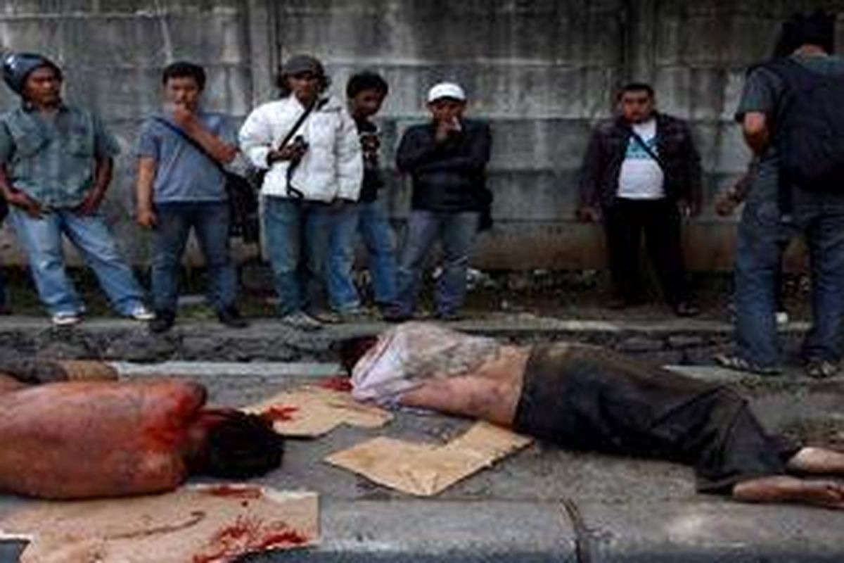 Warga korban bentrok dengan Satpol PP yang berupaya membongkar gapura kompleks makam Mbah Priuk di Koja, Jakarta Utara, Rabu (14/4/2010). Bentrokan ini mengakibatkan sedikitnya 100 orang terluka dan belasan kendaraan roda dua dan empat dibakar massa.