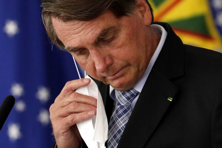 Presiden Brasil Jair Bolsonaro berpidato dalam upacara penandatanganan undang-undang yang memperluas kemampuan pemerintah federal untuk memperoleh vaksin, di istana kepresidenan Planalto di Brasilia, Brasil, Rabu (10/3/2021).