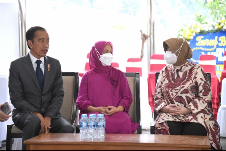 Presiden Joko Widodo dan Ibu Negara Iriana Joko Widodo berbincang dengan istri almarhum Tjahjo Kumolo, Erni Guntarti di rumah duka yang berada di Kompleks Widya Chandra, Jakarta Selatan, Sabtu (2/7/2022). 