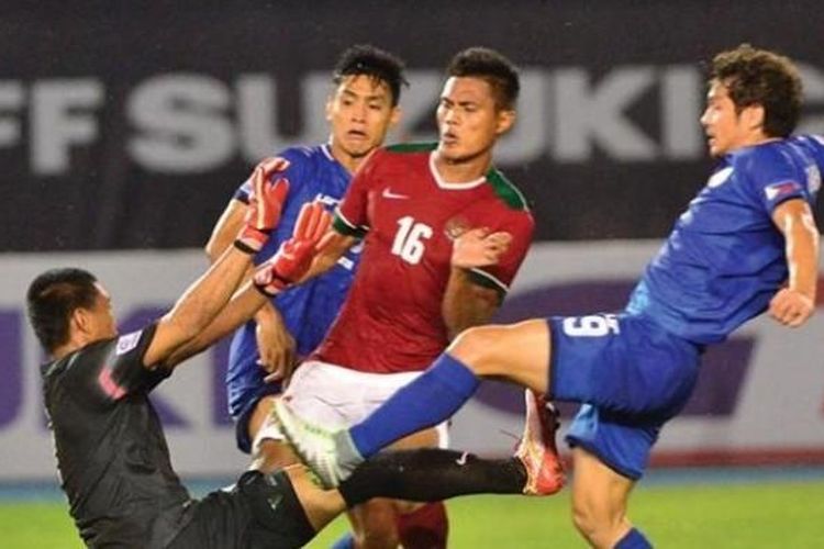 Kiper Indonesia, Kurnia Meiga dan bek Fachruddin Ariyanto mengamankan bola dari dua pemain Filipina di Philippine Sports Stadium, Selasa (22/11/2016) malam. 