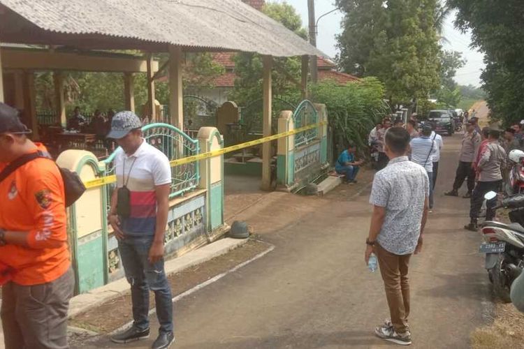 Polisi menggelar olah TKP di rumah Suratman (56) Perangkat Desa Giling, Kecamatan Gunungwungkal, Kabupaten Pati, Jawa Tengah yang tewas setelah diduga dianiaya tetangganya dengan senjata tajam, Selasa (16/1/2024).