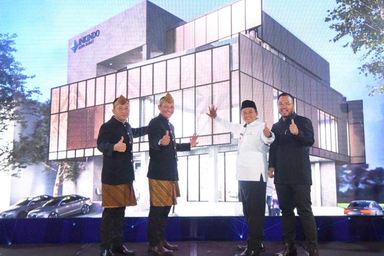 Wakil Gubernur Jawa Barat (Jabar) Uu Ruzhanul Ulum (pakai baju putih) meresmikan pencanangan pembangunan Gedung Sekretariat Inkindo Jabar, di Trans Luxury Hotel Kota Bandung, Rabu (18/9/2019).

