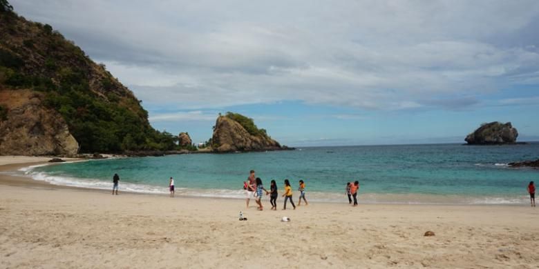 Pantai Koka di Kabupaten Sikka, Pulau Flores, Nusa Tenggara Timur, Senin (2/6/2015).