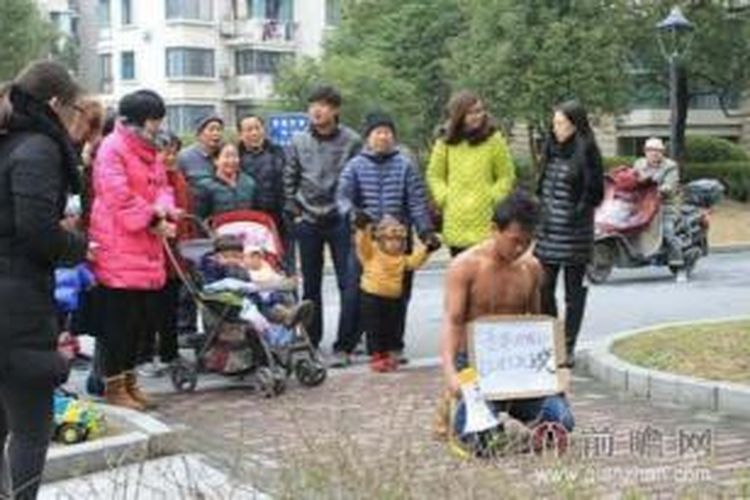Pria bernama Wang ini dihukum berlutut di halaman apartemen oleh sang istri karena lalai memberikan gaji bulanannya. Pria ini terus berusaha meminta maaf menggunakan pelantang suara agar diizinkan masuk ke dalam rumah.