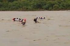 Video Viral Warga Kabupaten Kupang Bertaruh Nyawa Terobos Sungai yang Meluap