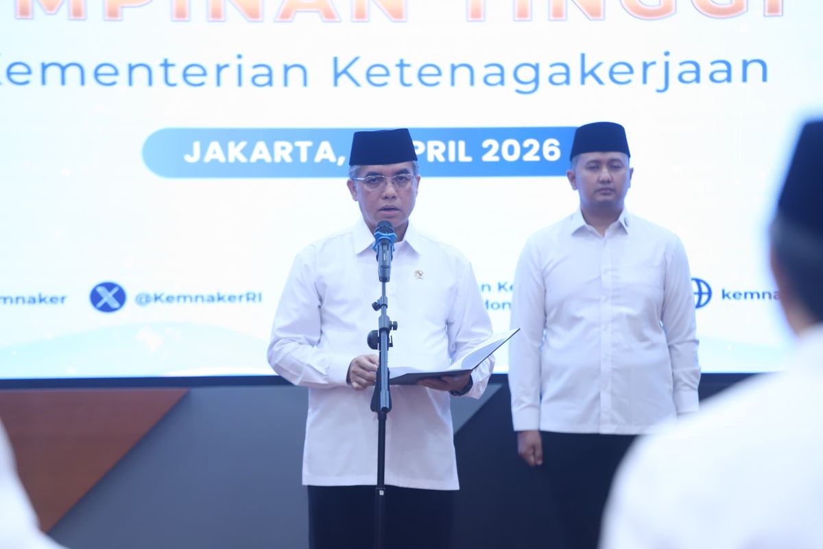 Menteri Ketenagakerjaan (Menaker) Yassierli melantik dan mengambil sumpah jabatan 12 pejabat pimpinan tinggi pratama di Kementerian Ketenagakerjaan (Kemnaker), Jakarta, Selasa (7/4/2026).
