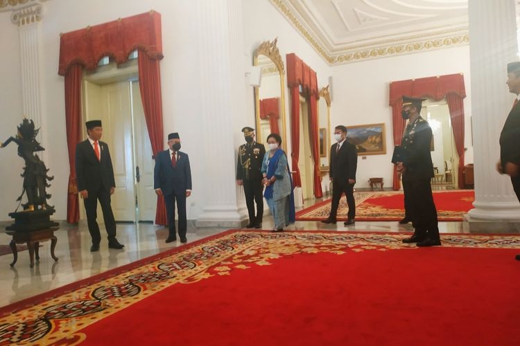 Ketua Umum PDI-P Megawati Soekarnoputri bersama Presiden Joko Widodo dan Wakil Presiden Ma'ruf Amin di Istana Negara, Senin (10/10/2022). 