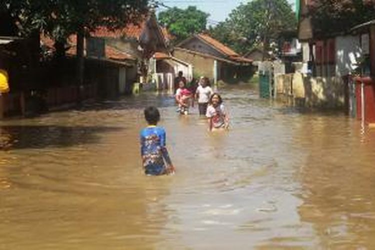 Hujan yang terjadi beberapa hari terakhir ini membuat empat kecamatan di Kabupaten Bandung terendam banjir.