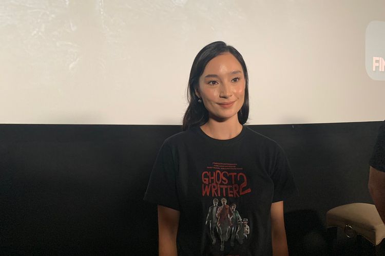 Aktris Tatjana Saphira dalam acara konferensi pers dan screening film Ghost Writer 2 di kawasan Epicentrum, Jakarta Selatan, Selasa (12/7/2022). Film tersebut bakal tayang serentak pada 21 Juli 2022.