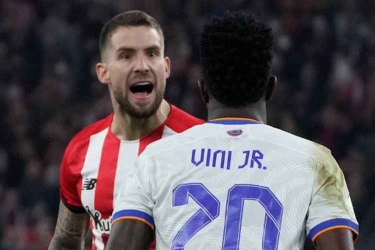 Inigo Martinez (kiri) dan Vinicius Jr (kanan) pada laga perempat final Copa del Rey yang mempertemukan Athletic Bilbao vs Real Madrid di Stadion San Memes, Jumat (4/2/2022). Hasil Athletic Bilbao vs Real Madrid 1-0 untuk kemenangan tuan rumah. Real Madrid tersingkir atau gagal melaju ke semifinal Copa del Rey.