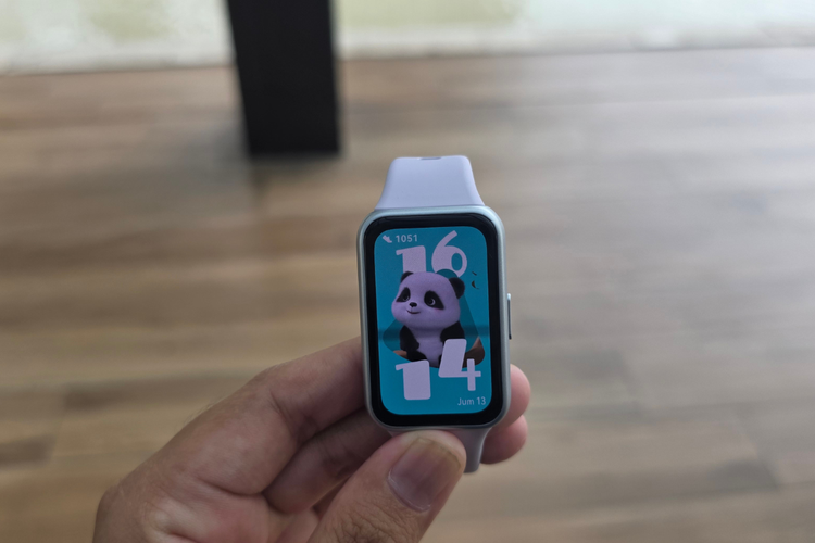 Huawei Band 11 dibekali layar AMOLED 1,62 inci beresolusi 286 x 482 piksel dengan tingkat kecerahan puncak 1.000 nits. 