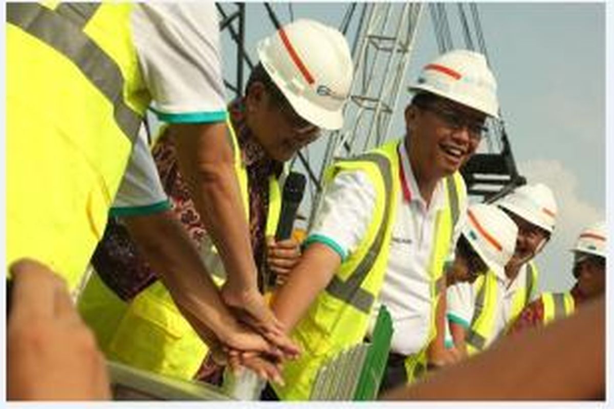 Prosesi penutupan atap (groundbreaking) di lokasi Sentraland Semarang, Jalan Ki Mangunsarkoro, Jumat (28/3/2014). Turut Hadir pada acara itu antara lain Wakil Gubernur Jawa Tengah, Heru Sudjatmoko, Direktur Utama Perumnas Himawan Arief Sugoto, Direktur Utama PT Propernas Griya Utama Chavidz Ma'ruf, dan Asisten II Bidang Administrasi Perekonomian, Pembangunan dan Kesejahteraan Rakyat Setda Kota Semarang Ayu Entys. 